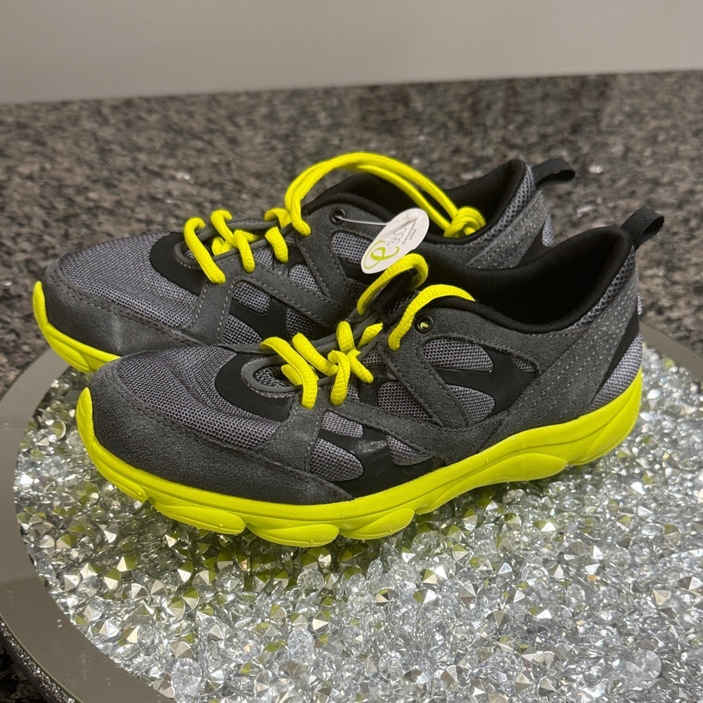 e360 lightweight leather Gray Sneakers with Neon Yellow Accents NWT 8